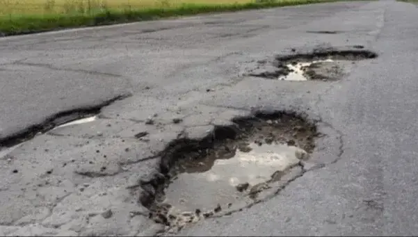 Socavones en la carretera A-