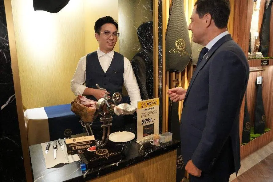 Moreno, ante un jamón de Jabugo en China