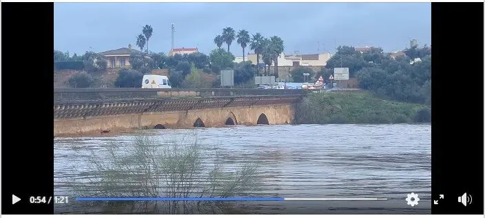 El río Tinto a su paso por el puente romano de Niebla, casi tapado