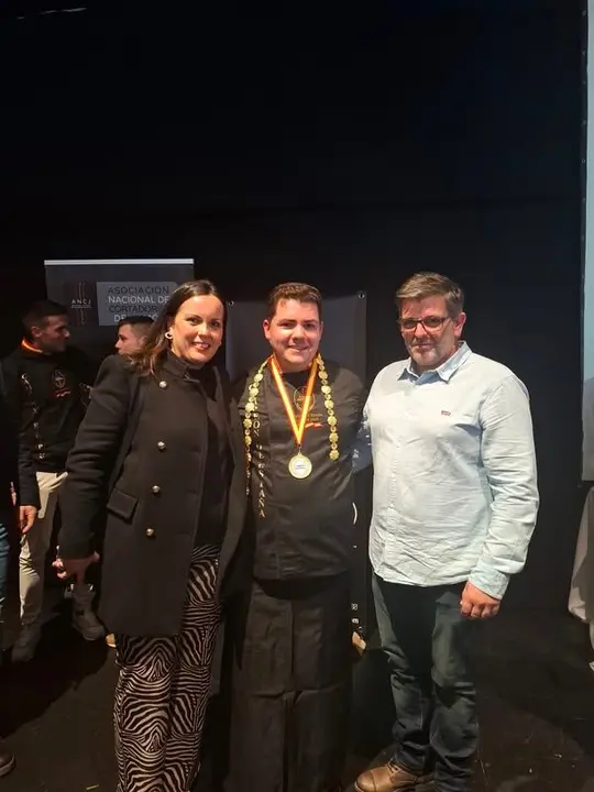 Antonio González junto a la alcaldesa de Cumbres Mayores, Gema Castaño, y el concejal Antonio Barranca