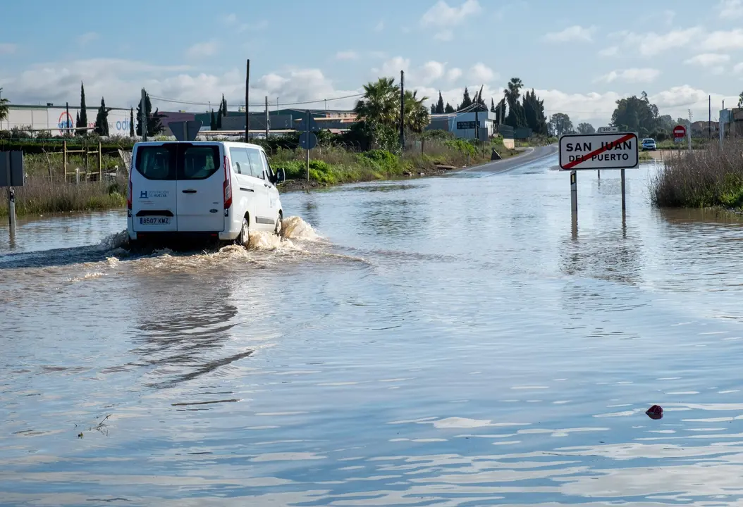 El río Tinto sigue entrando en San Juan del Puerto esta mañana