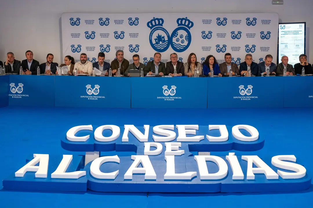 Consejo de alcaldes presidido por el presidente de la Diputación