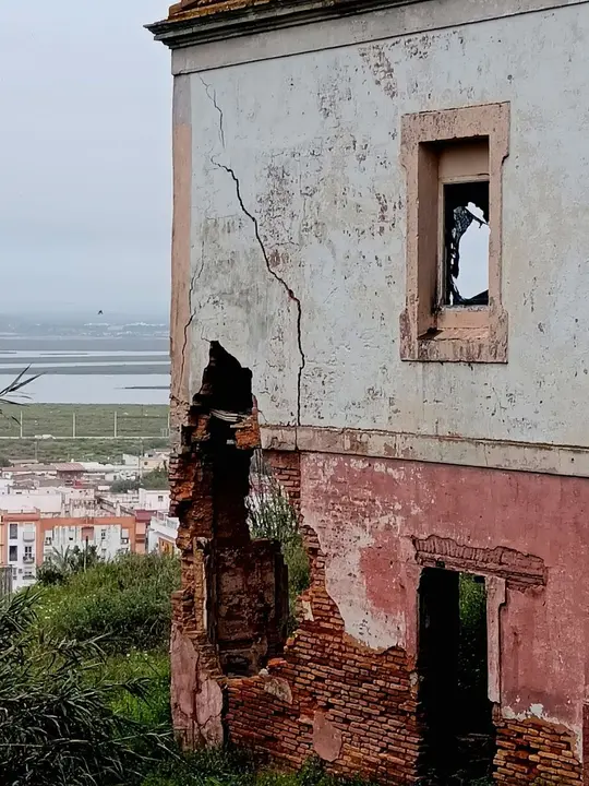 Grietas varias a punto del desplome de la estructura