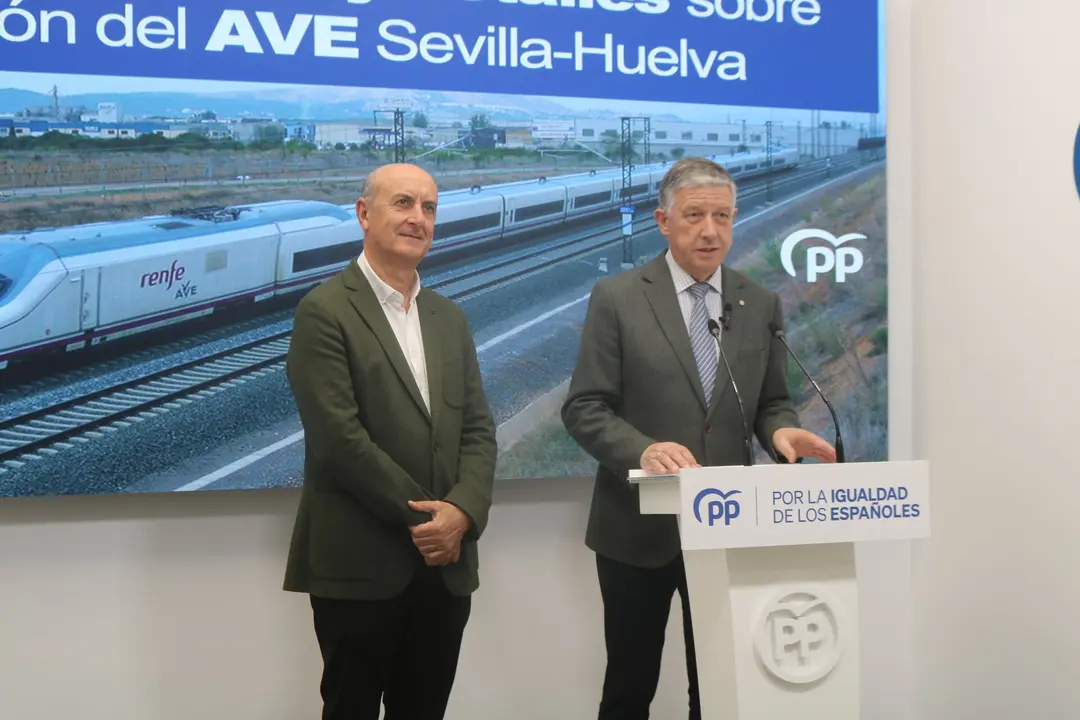 Carmelo Romero, junto a González