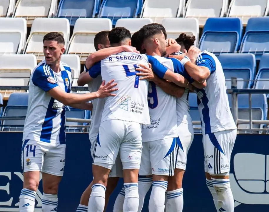 El Recreativo celebrando el gol de Raúl Navas.