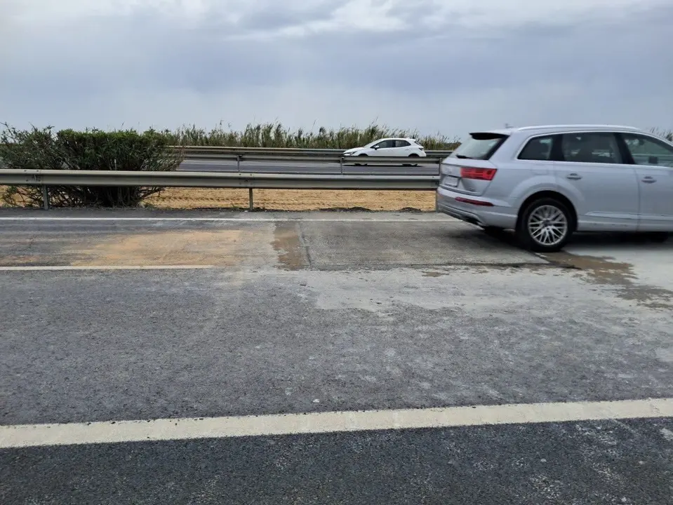 El socavón, ya cubierto y tapado y en uso vial