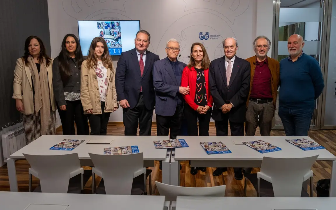 Foto de familia de la presentación balance de Paz y Bien en la Diputación