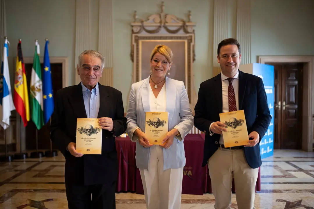 El galardonado-a la izquierda- junto a Pilar Miranda, alcaldesa y Nacho Molina, concejal de cultura.
