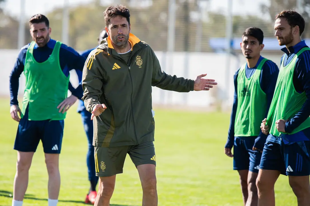 Íñigo Vélez en un entreno con el Recreativo.