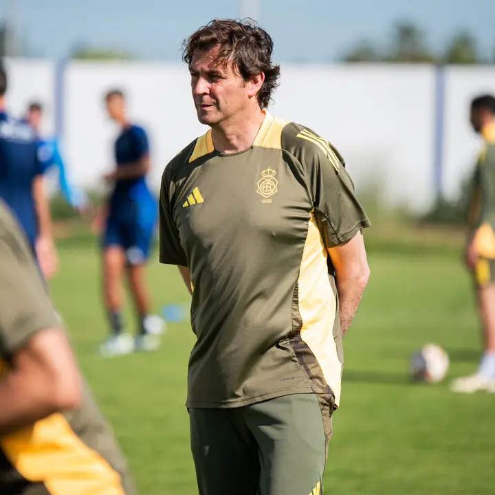 Raúl Galbarro durante su primer entreno al frente del Recreativo.
