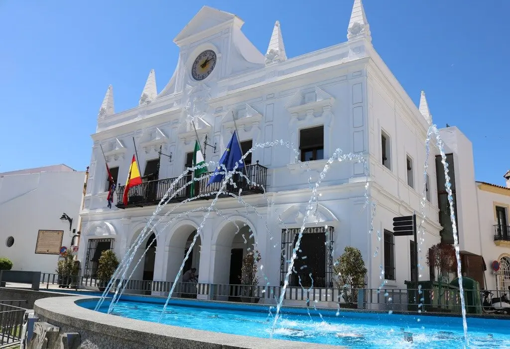 Las banderas del Ayuntamiento de Cartaya ondean a media asta.