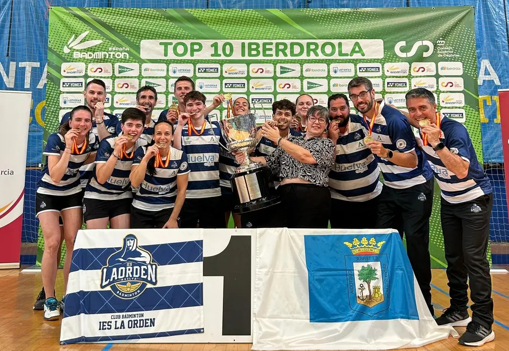 El IES La Orden con el trofeo de ganador de la Liga Top-10.