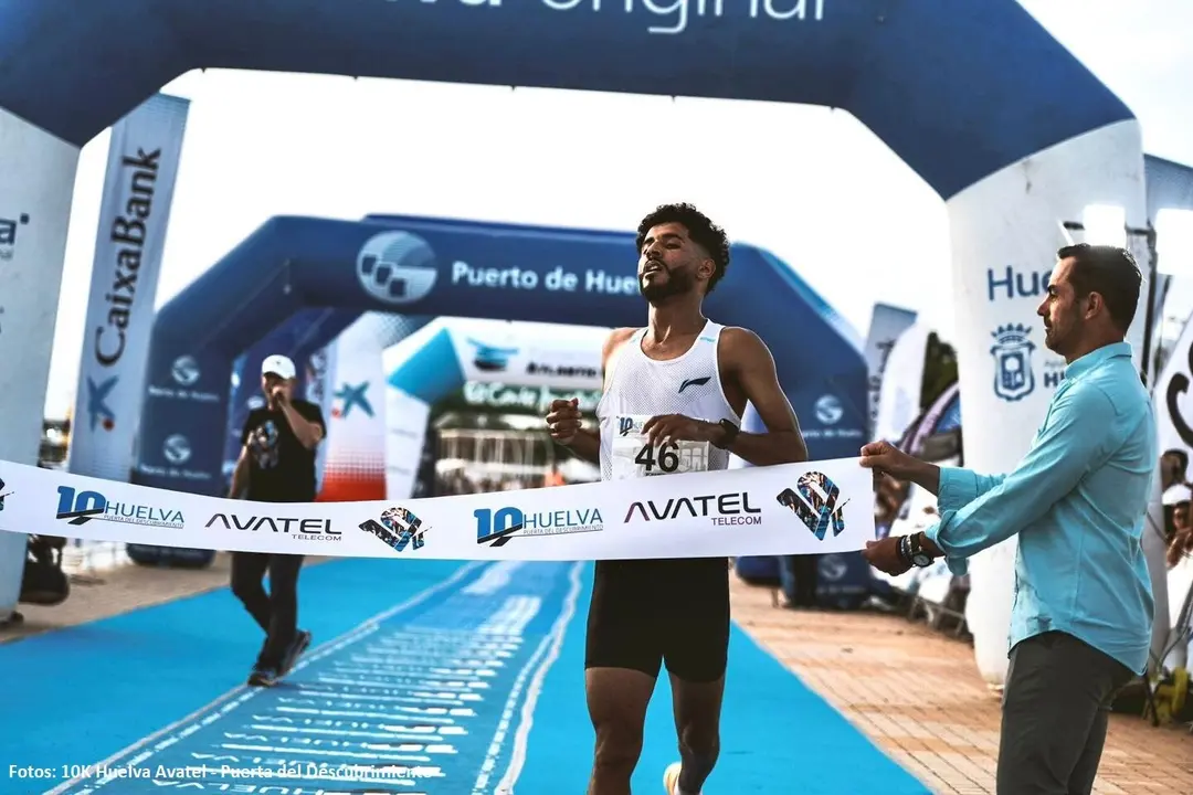 El Ghazouany en el momento de cruzar la línea de meta como ganador de la '10K Huelva Avatel'.