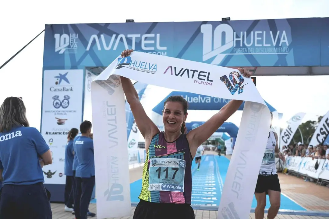 Estefania Rouco celebrando su victoria en la '10K Huelva Avatel'.