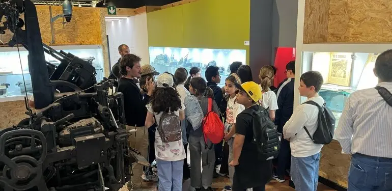 Taller de periódicos en el Centro Jesús Hermida.