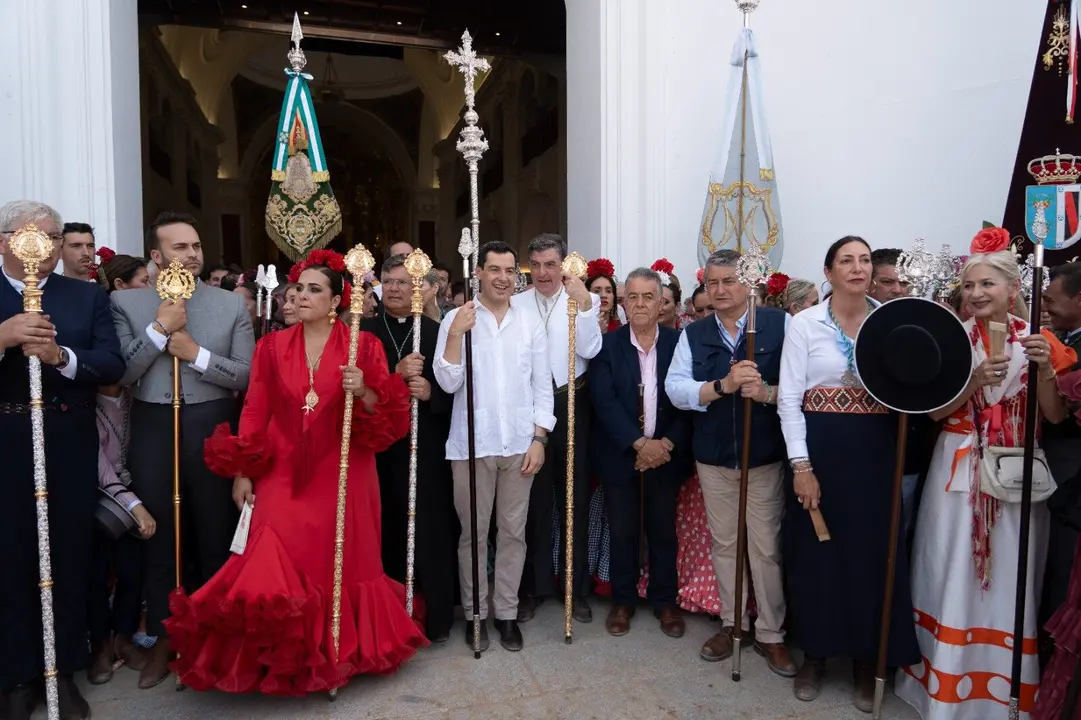 Juanma Moreno en la presentación de la Hermandad de Triana ante la Virgen del Rocío. / Fotografía: Rafael Díaz del Gabinete de Prensa del Ayuntamiento de Almonte