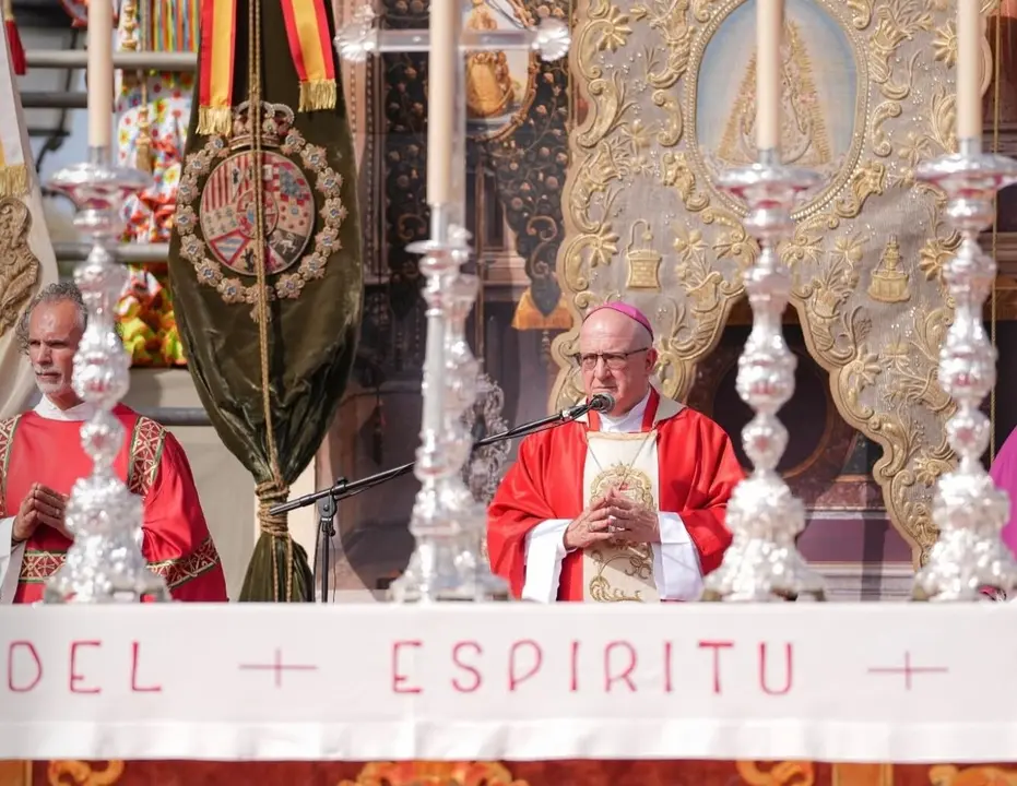 Imagen del obispo de Huelva durante la misa en El Rocío.