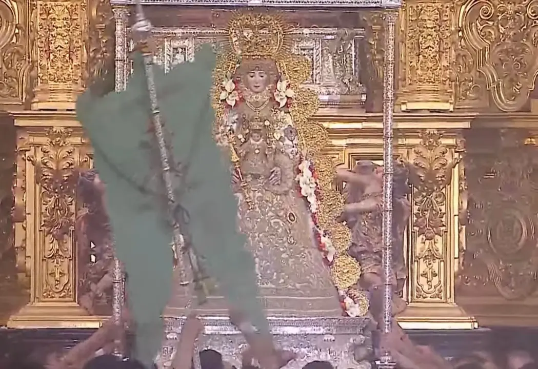 La Virgen del Roc&iacute;o junto al Simpecado de Almonte.