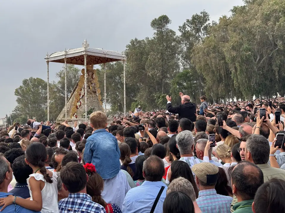 Un hombre es elevado en hombros mientras lanza vivas a la Virgen del Roc&iacute;o / Fotograf&iacute;a: Juan Jos&eacute; Dom&iacute;nguez.