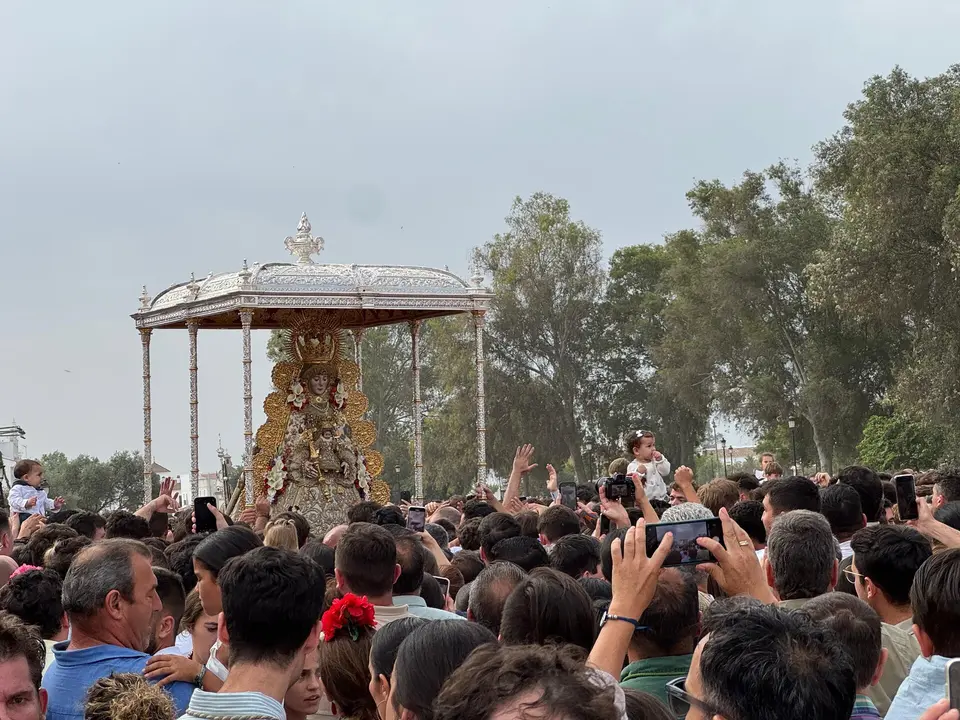 Algunos de los momentos de fervor vividos en este Lunes de Pentecostés. / Fotografía: Juan José Domínguez.
