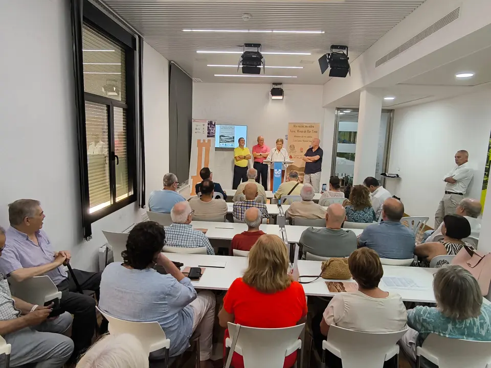 Luis Carlos Moreno presenta en Diputación su libro "Mis raíces, mi aldea"