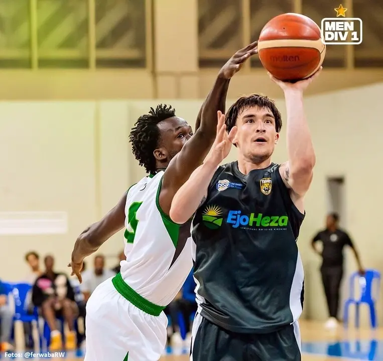Mays jugando al baloncesto en Ruanda.