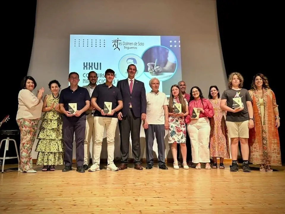 Foto de familia de los premiados y del alcalde y concejal de Educacion de Trigueros con los profesores de IES Dolmen de Soto
