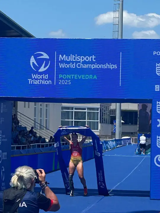 Carmen González, en el momento de cruzar la meta en Pontevedra.