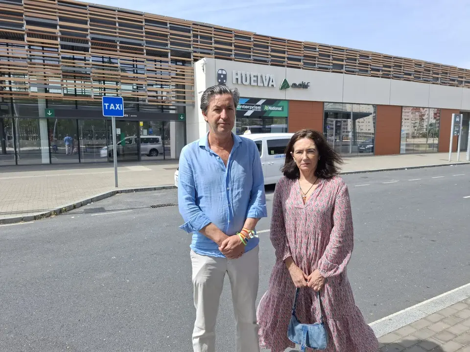 Miembros de Vox a las puertas de la estación de tren de Huelva.