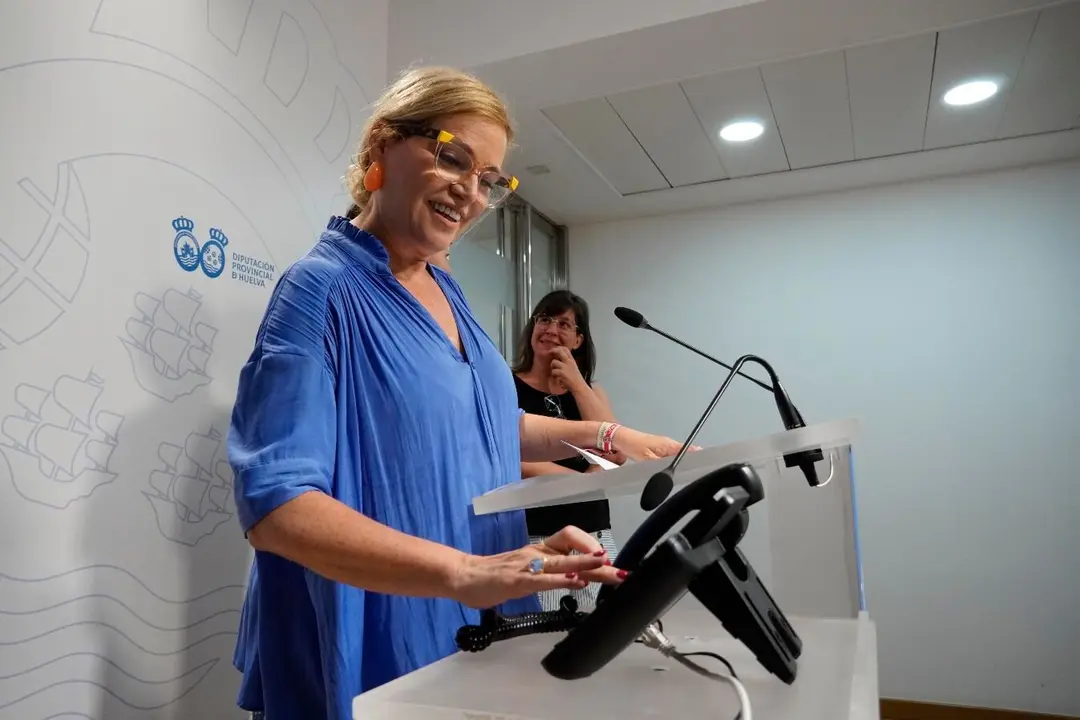 Gracia Baquero, diputada de Cultura, llama a la ganadora para comunicarle la decisión del jurado.
