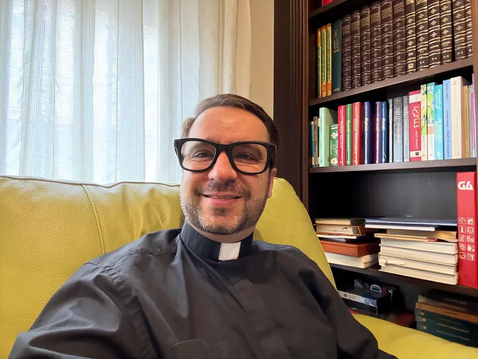 Francisco Javier Real con las gafas con la que emitió el directo en redes sociales.