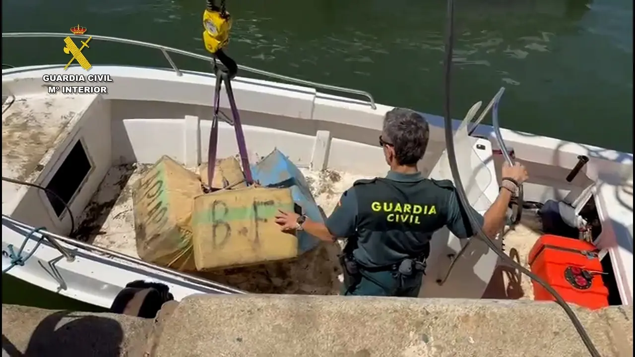 Momento de la incautación. / Fotografía: Guardia Civil.