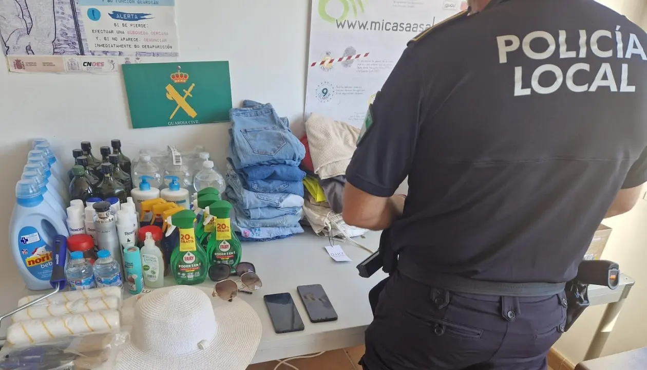 Material sustraído por la detenida en Matalascañas.