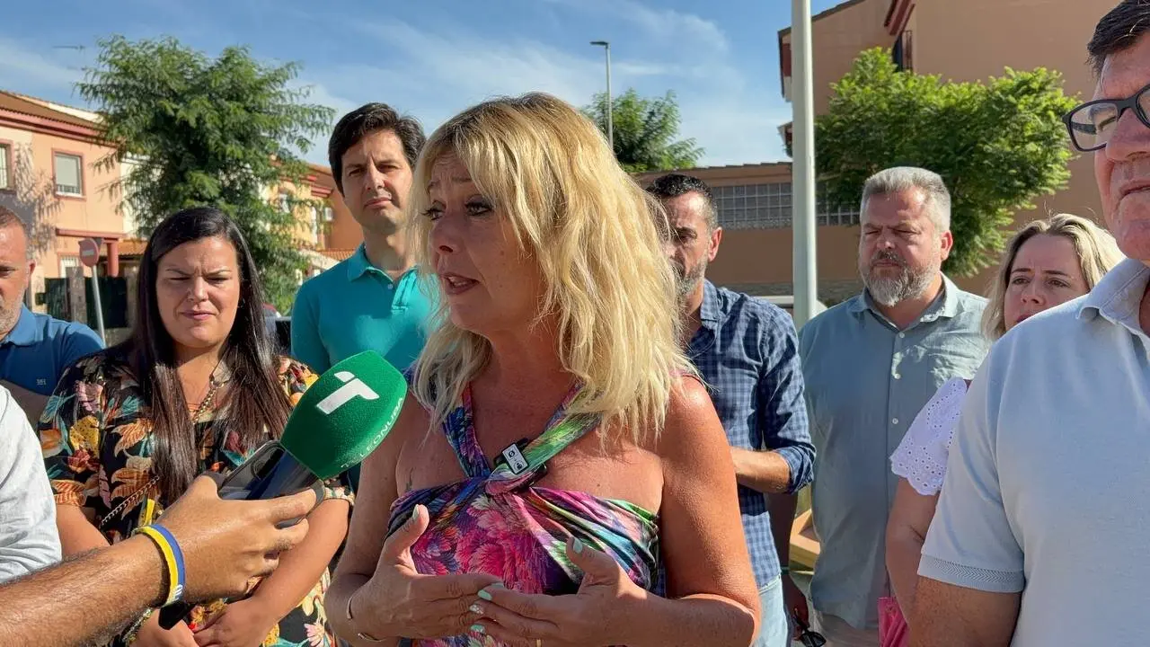 Rocío Cárdenas atiende a los medios en San Juan del Puerto.