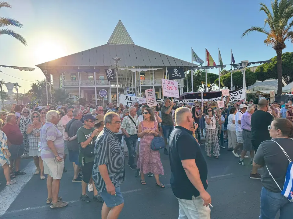 Manifestación de vecinos de El Portil frente al Ayuntamiento de Punta Umbría.