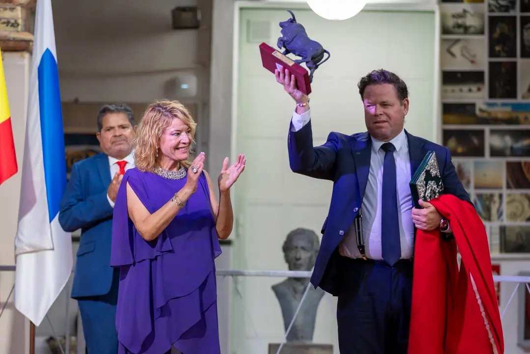 Luis Carlos Sáenz De la Torre recibe un reconocimiento por su pregón de manos de la alcaldesa de Huelva, Pilar Miranda.