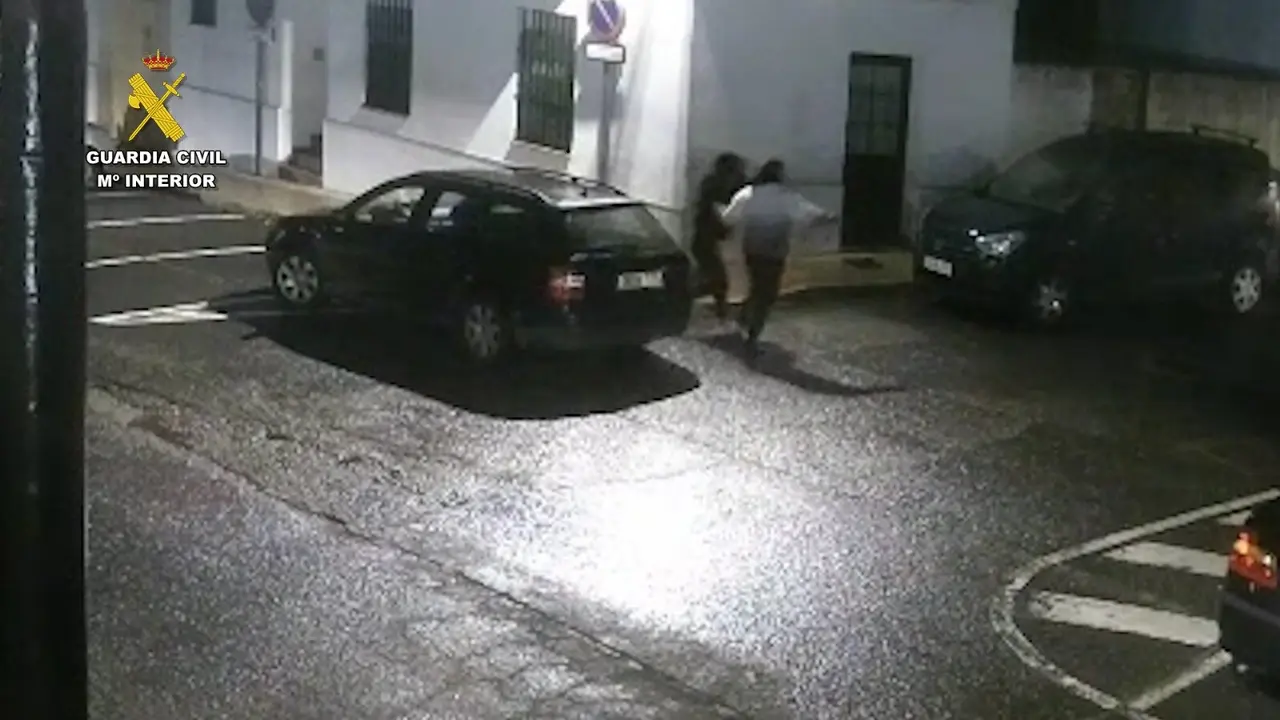 Los ladrones durante los robos en la Sierra de Huelva.