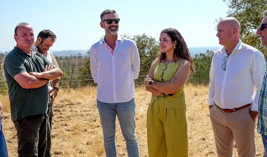 El consejero visita una ganadería extensiva en El Cerro de Andévalo / Fotografía: Junta de Andalucía.