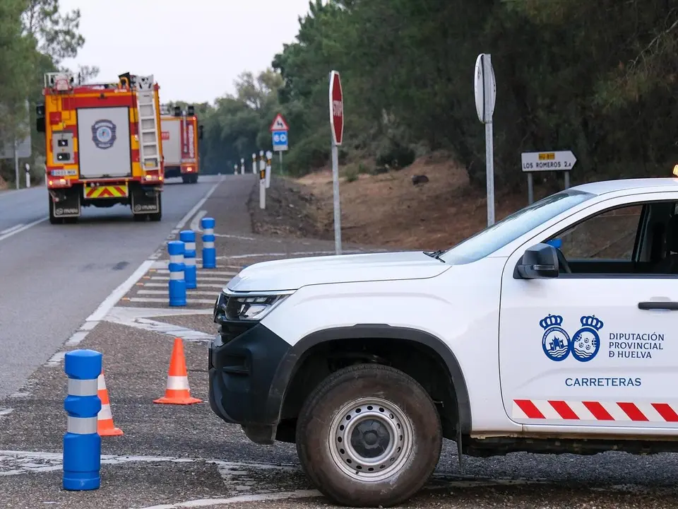 Efectivos del Consorcio Provincial de Bomberos durante su trabajo ayer en Los Romeros / Fotografía: Consorcio Provincial de Bomberos.