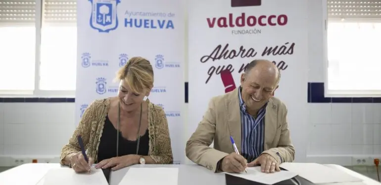 Firma del convenio entre el Ayuntamiento de Huelva y la Fundación Valdocco. / Fotografía: Ayuntamiento de Huelva.