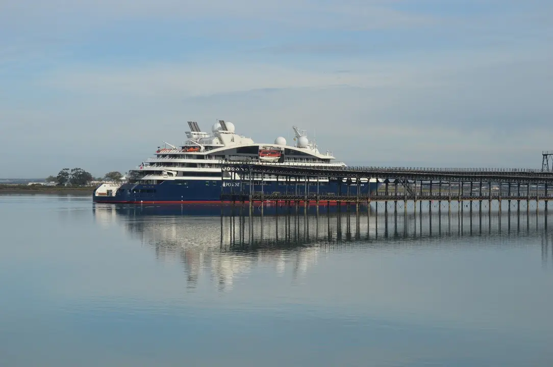 Un barco de grandes dimensiones cerca del Muelle de Riotinto. / Fotografía: El Puerto de Huelva.