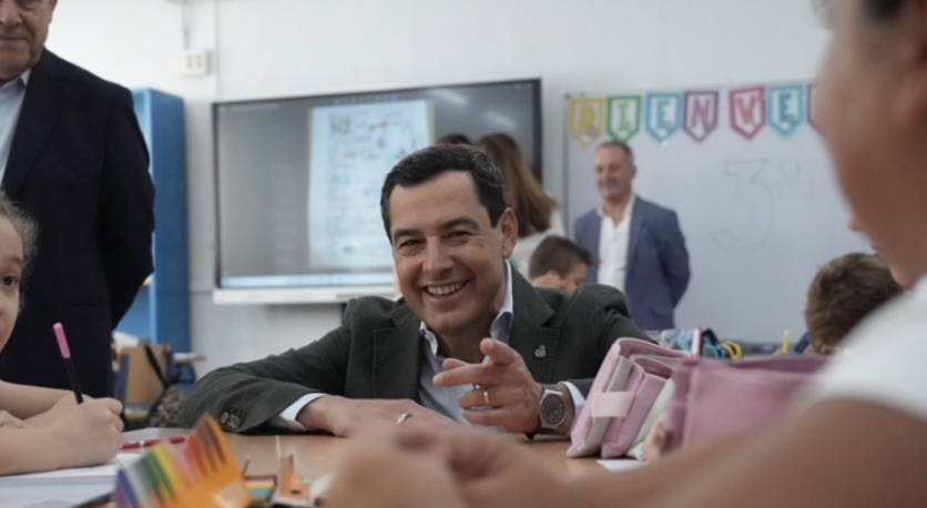 Juanma Moreno en el CEIP Los Llanos de Almonte.