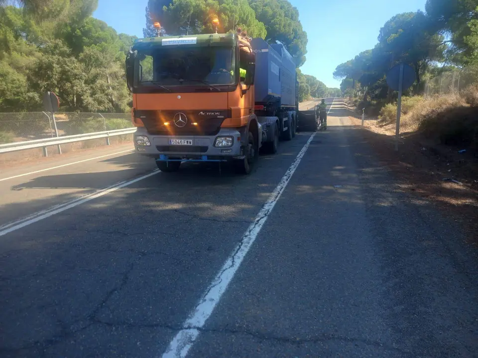 Asfaltado de la carretera en Hinojos.