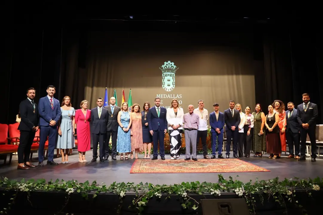 Entrega de medallas de horo del municipio. / Fotografía: Ayuntamiento de Valverde del Camino.