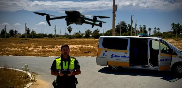Agentes con dron.