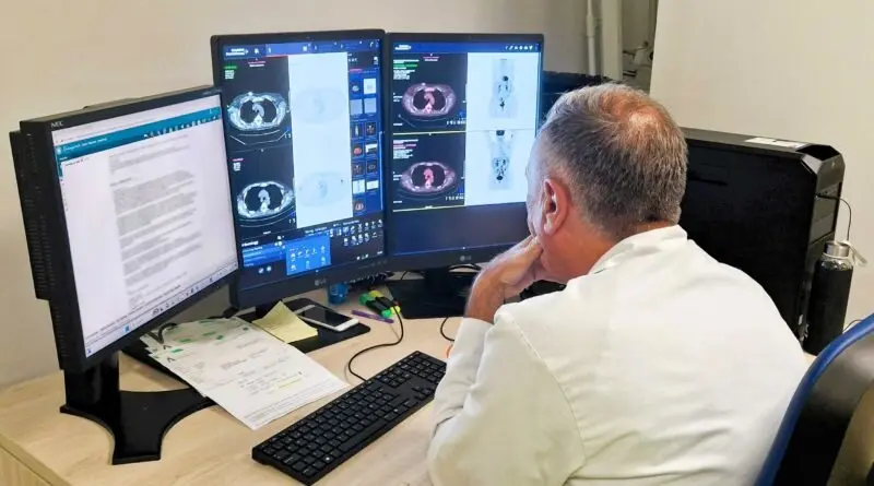 Un médico en el Hospital Juan Ramón Jiménez.
