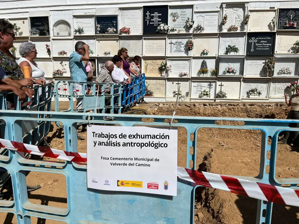 Exhumaciones en el cementerio de Valverde del Camino. / Fotografía: Ayuntamiento de Valverde del Camino.