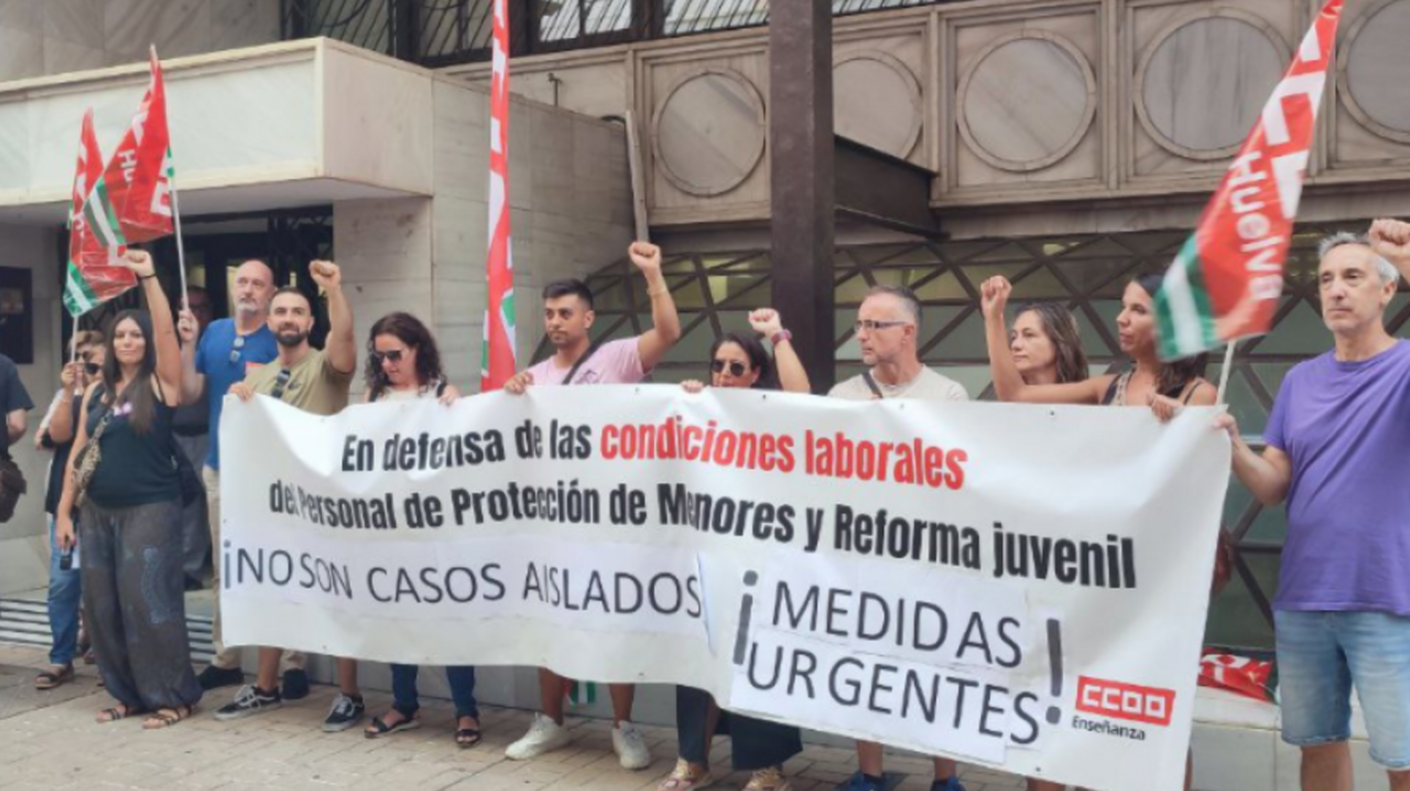 Concentración por la agresión sufrida de una educadora en un centro de menores de la capital.