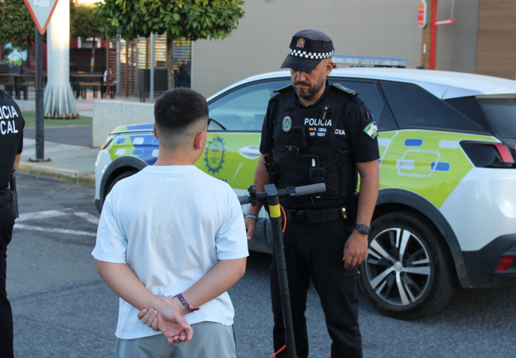 Un policía habla con un joven. / Fotografía: Ayuntamiento de Aljaraque