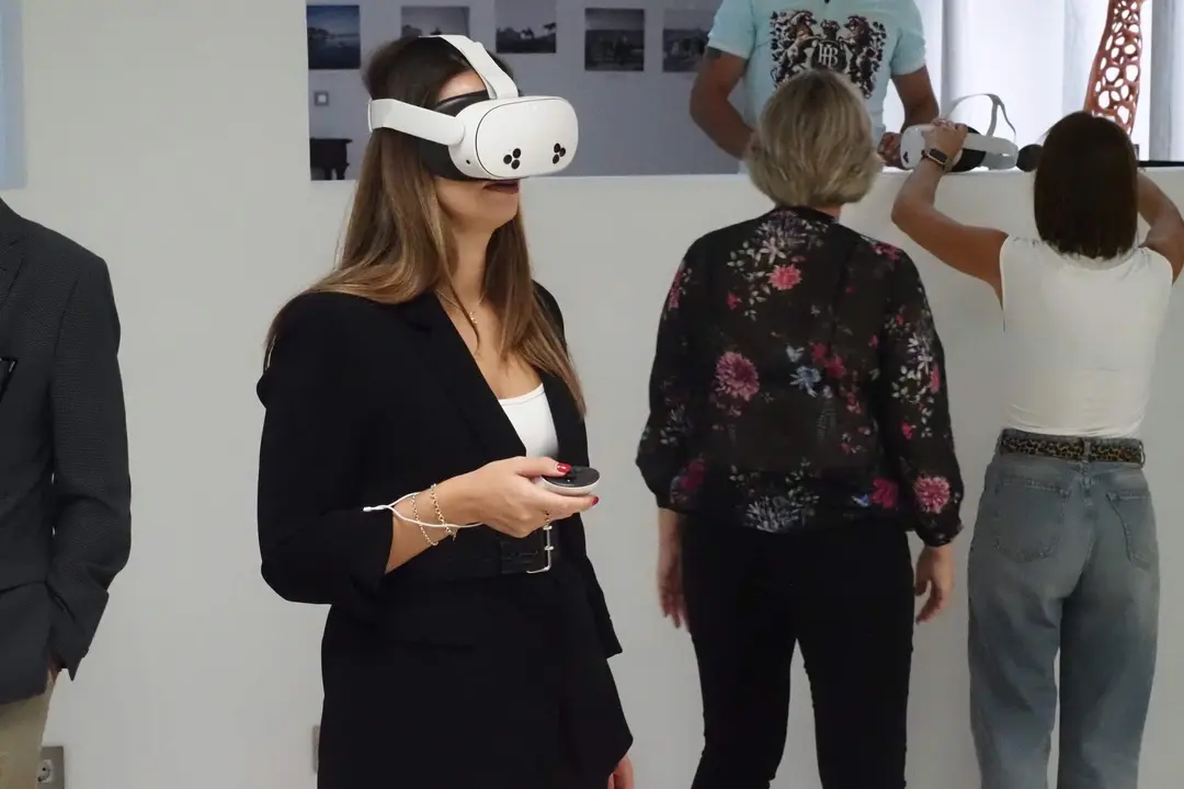 La alcaldesa de Palos de la Frontera con unas gafas de realidad virtual.